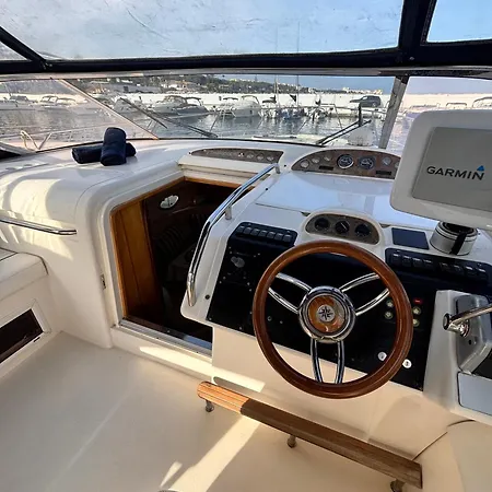 A Bordo De Un Barco En La Costa Del Sol Botel *
