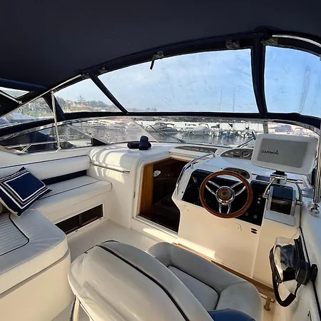 A Bordo De Un Barco En La Costa Del Sol Marbella