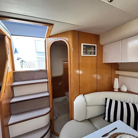 A Bordo De Un Barco En La Costa Del Sol 船上ホテル マルベーリャ