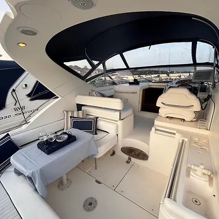 A Bordo De Un Barco En La Costa Del Sol 船上ホテル マルベーリャ
