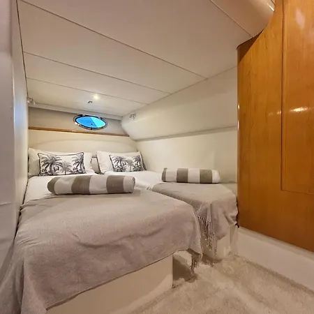 A Bordo De Un Barco En La Costa Del Sol 船上ホテル *