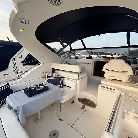 A Bordo De Un Barco En La Costa Del Sol 船上ホテル マルベーリャ
