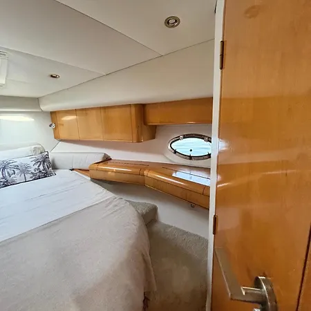 A Bordo De Un Barco En La Costa Del Sol 船上ホテル *