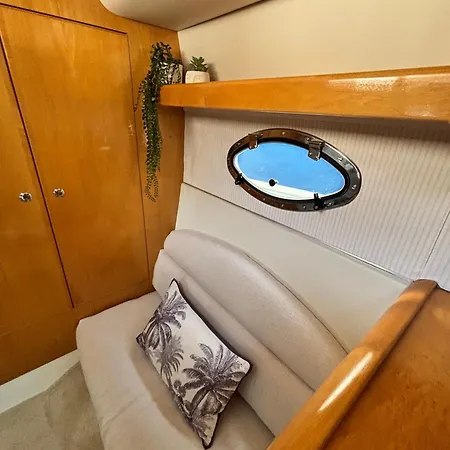 A Bordo De Un Barco En La Costa Del Sol 船屋 马尔韦利亚